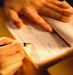 FIRMANDO UN CHEQUE